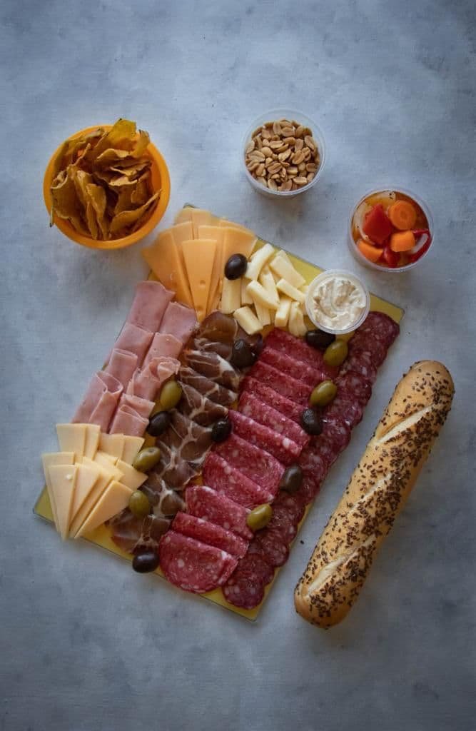Picada Selecta – Tabla con fiambres, quesos, escabeche, nachos y pan artesanal