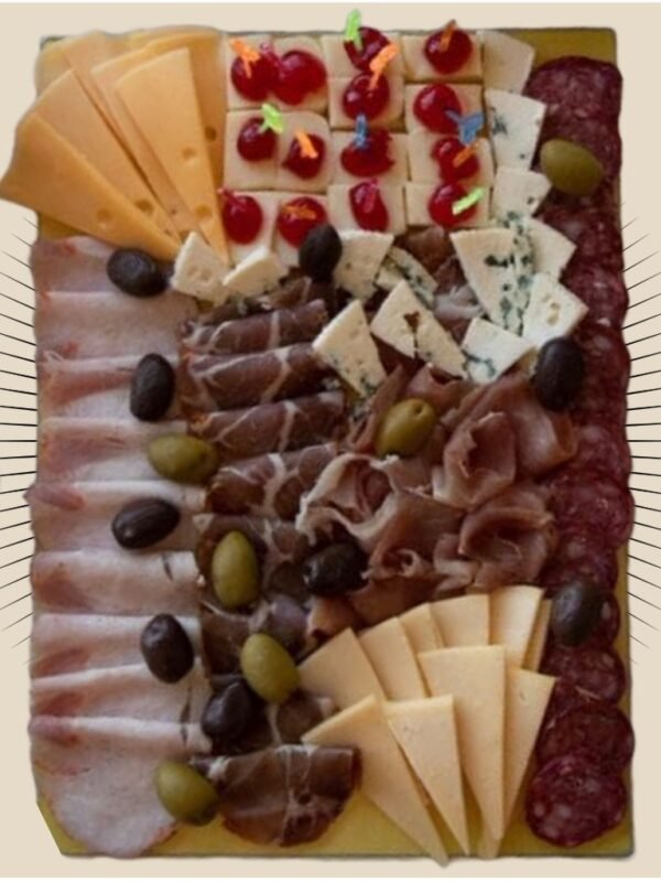 Picada Gourmet – Tabla con fiambres premium, quesos saborizados, escabeche y pan artesanal