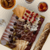 Picada Gourmet – Tabla con fiambres premium, quesos saborizados, escabeche y pan artesanal