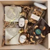 Box de regalo de café gourmet con tazas de doble vidrio, miel pura, frasco de galletitas y tableta de chocolate artesanal con castañas de cajú.