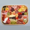 charcuteria-premium-fiambres-quesos-dulces-encurtidos-frutos-secos-frutas-badja-lista Charcutería. Una picada visualmente impactante con variedad de sabores: frutas frescas, fiambres curados, quesos blandos y extras premium.