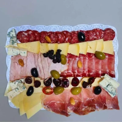 Picada selecta gourmet con quesos y embutidos premium en Buenos Aires