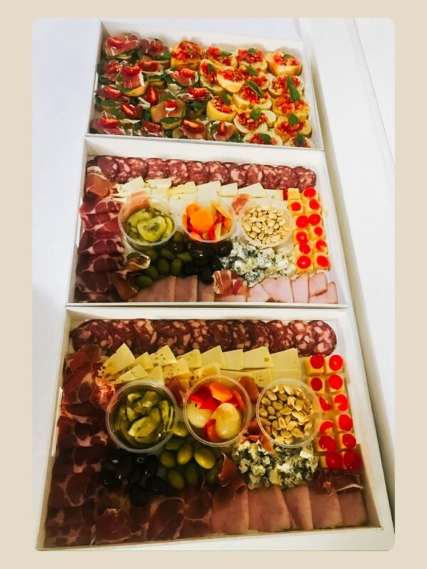 Bandejas-picada-gourmet-mas-brusquetas Catering Premium Enjoy para 50 Personas