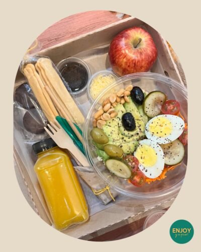 Almuerzo corporativo en caja individual con sándwich completo, gaseosa, grisines y postre