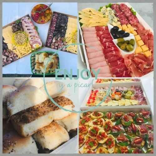 Categoria-catering Mesa de catering gourmet con bandejas de bocados y aperitivos