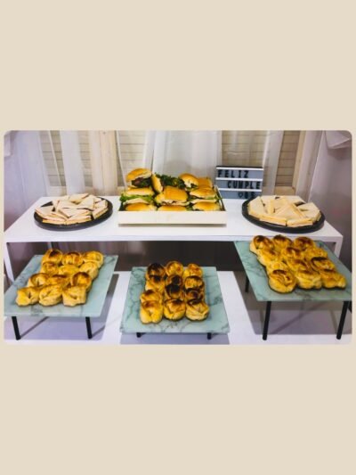 Catering-enjoy-para-20-personas-98 Catering completo y gourmet para 20 personas con variedad de sabores irresistibles: pernil de cerdo y vaca,empanadas, canastitas, sándwiches de miga y salsas caseras. Ideal para eventos, reuniones y celebraciones empresariales. Listo para servir, fresco y con calidad Enjoy.