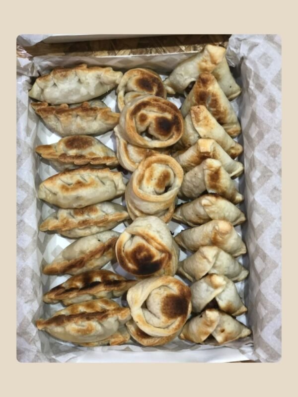 Empanadas-surtidas-1 Box combinado con empanadas caseras y sándwiches surtidos de miga. Ideal para reuniones, oficinas o eventos familiares.