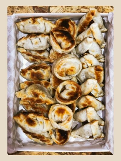 Empanadas-surtidas Box combinado con empanadas caseras y sándwiches surtidos de miga. Ideal para reuniones, oficinas o eventos familiares.