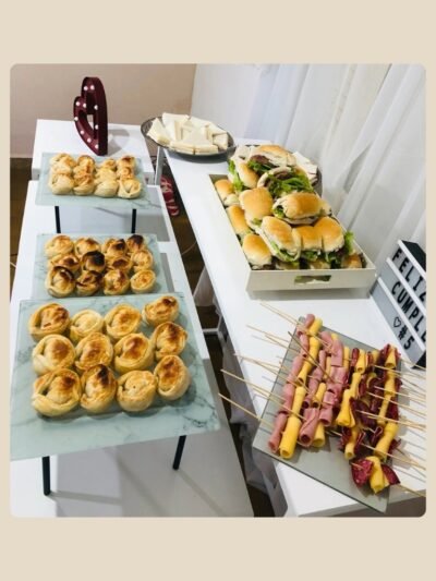Mesa-servida Catering gourmet pensado para empresas, eventos corporativos y reuniones ejecutivas. Incluye pernil con salsas y panes, bandejas frías, tablas de fiambres, empanadas, canastitas, pizzetas, bebidas y servicio a cargo por 3 horas (Opcional). Presentación impecable, sabores artesanales y atención profesional.