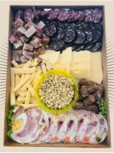Picada de Campo – Tabla con embutidos criollos, quesos, escabeche y pan artesanal