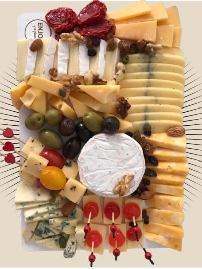 Picada Quesera – Tabla con 7 variedades de quesos, olivas, frutos secos y tomates en oliva