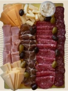 Picada Selecta – Tabla con fiambres, quesos, escabeche, nachos y pan artesanal