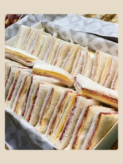 Box combinado con empanadas caseras y sándwiches surtidos de miga. Ideal para reuniones, oficinas o eventos familiares.