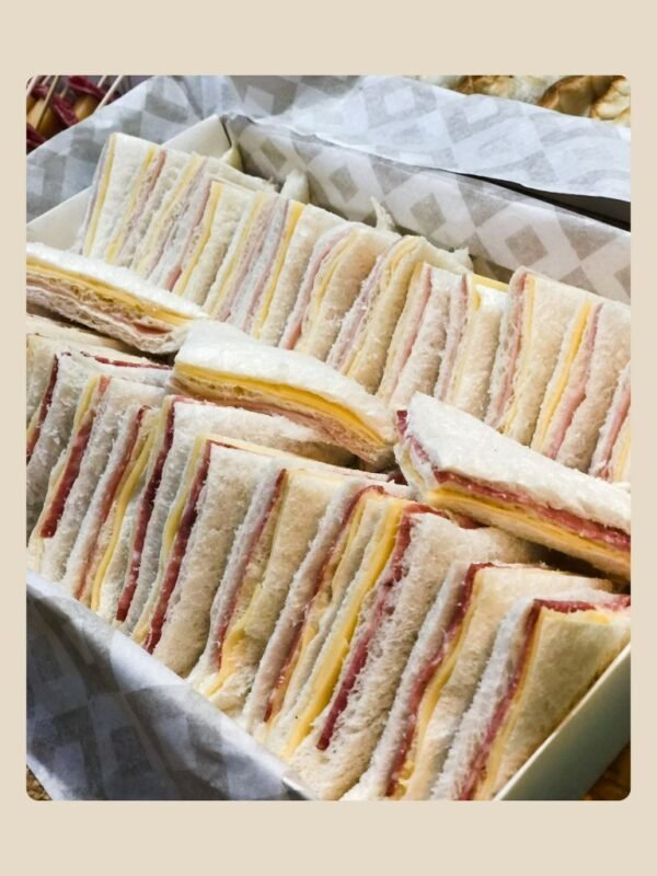 Box combinado con empanadas caseras y sándwiches surtidos de miga. Ideal para reuniones, oficinas o eventos familiares.
