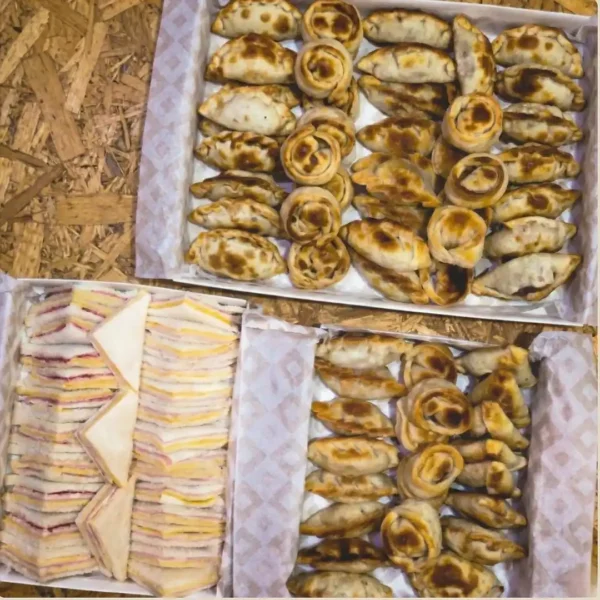 Empanadas y sándwiches de miga surtidos, listos para servir en cualquier evento. Sabores clásicos y presentación boutique.