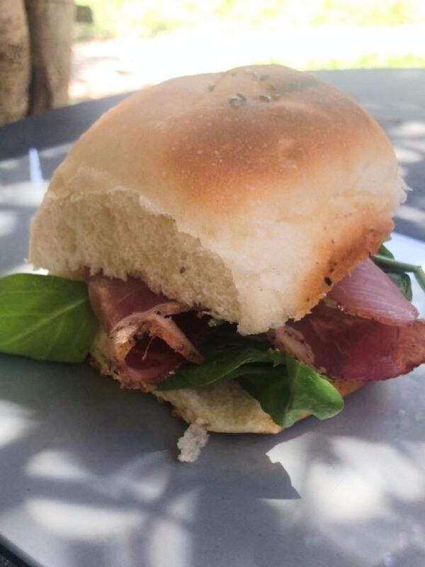 sandwich-de-jamón-crudo-rúcula-tomates-cherrys-1 Sandwich de jamon crudo con rúcula fresca y tomates cherrys, ideales en box listos para srvir y disfrutar, en familia, juntada de amigos o todo tipo de eventos. Enjoy y a picar