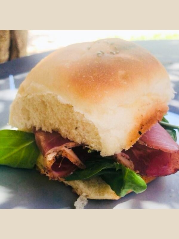 sandwich-de-jamón-crudo-rúcula-tomates-cherrys-2 Sandwich de jamon crudo con rúcula fresca y tomates cherrys, ideales en box listos para srvir y disfrutar, en familia, juntada de amigos o todo tipo de eventos.