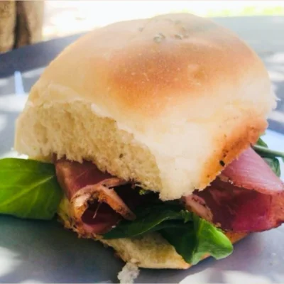 sándwiches de jamón crudo, rúcula, cherry, toque de oliva y reggianito. Elegancia y sabor en cada bocado.