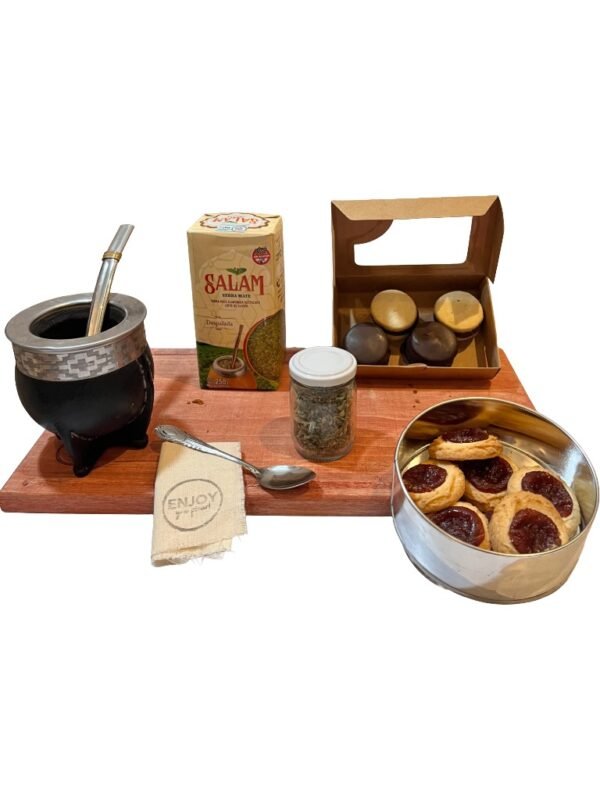 Un clásico argentino, en versión premium. Nuestro Box Matero combina un mate de cuero artesanal, yerba seleccionada y dulces gourmet en una presentación boutique ideal para regalar.