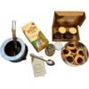 Un clásico argentino, en versión premium. Nuestro Box Matero combina un mate de cuero artesanal, yerba seleccionada y dulces gourmet en una presentación boutique ideal para regalar.