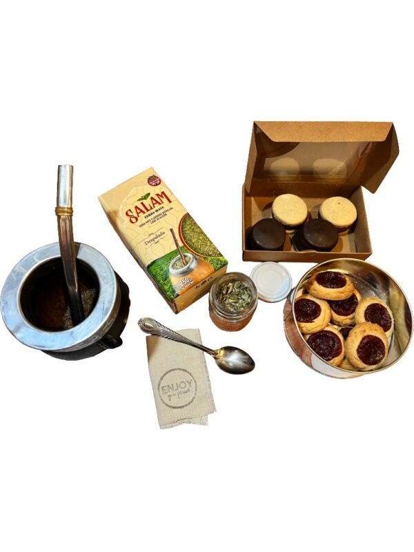 Un clásico argentino, en versión premium. Nuestro Box Matero combina un mate de cuero artesanal, yerba seleccionada y dulces gourmet en una presentación boutique ideal para regalar.