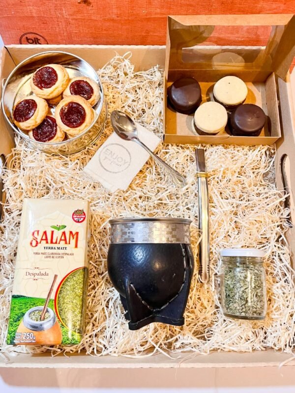 Un clásico argentino, en versión premium. Nuestro Box Matero combina un mate de cuero artesanal, yerba seleccionada y dulces gourmet en una presentación boutique ideal para regalar.