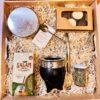 Un clásico argentino, en versión premium. Nuestro Box Matero combina un mate de cuero artesanal, yerba seleccionada y dulces gourmet en una presentación boutique ideal para regalar.