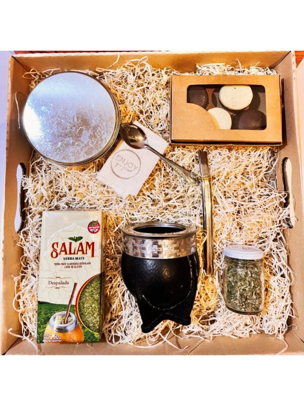 Un clásico argentino, en versión premium. Nuestro Box Matero combina un mate de cuero artesanal, yerba seleccionada y dulces gourmet en una presentación boutique ideal para regalar.
