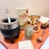 Un clásico argentino, en versión premium. Nuestro Box Matero combina un mate de cuero artesanal, yerba seleccionada y dulces gourmet en una presentación boutique ideal para regalar.