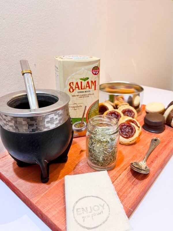 Un clásico argentino, en versión premium. Nuestro Box Matero combina un mate de cuero artesanal, yerba seleccionada y dulces gourmet en una presentación boutique ideal para regalar.