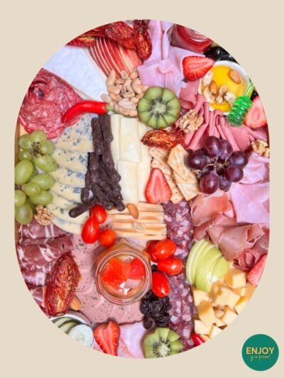 Charcutería premium con fiambres, quesos y acompañamientos gourmet. Ideal para regalar o disfrutar en eventos especiales.