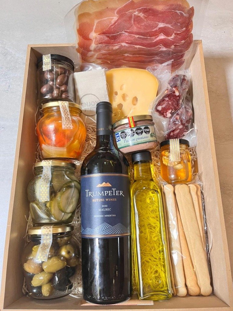 Box Gourmet con vino Trumpeter, fiambres, quesos y delicatessen – Enjoy y a Picar