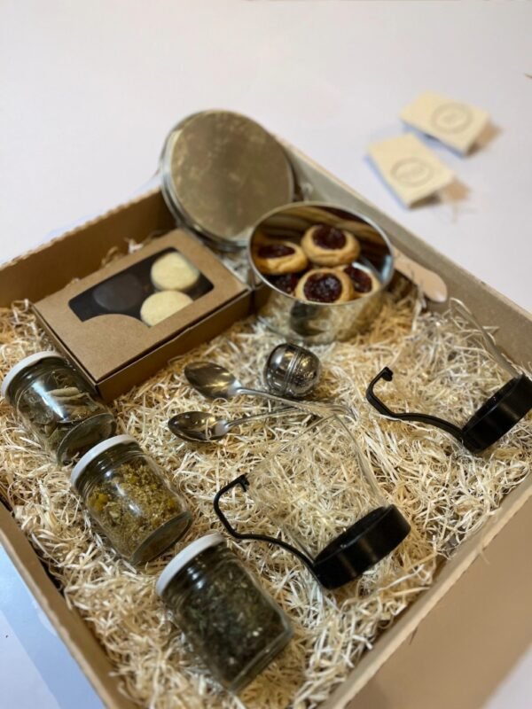 Caja boutique de té con infusor, alfajores y frascos de té en hebras