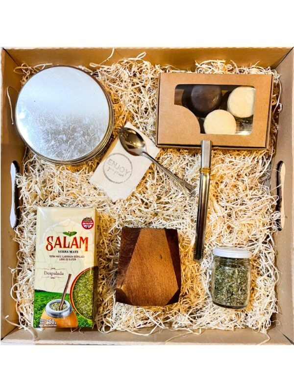 box-matero-con-mate-de-madera-de-algarrobo-37 Un clásico argentino en versión premium. Nuestro Box Matero es el regalo perfecto para los amantes del mate, combinando tradición, calidad y detalles gourmet. Ideal para cumpleaños, aniversarios, regalos corporativos o simplemente sorprender con un presente auténtico y artesana