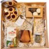 box-matero-con-mate-de-madera-de-algarrobo-38 Un clásico argentino en versión premium. Nuestro Box Matero es el regalo perfecto para los amantes del mate, combinando tradición, calidad y detalles gourmet. Ideal para cumpleaños, aniversarios, regalos corporativos o simplemente sorprender con un presente auténtico y artesana
