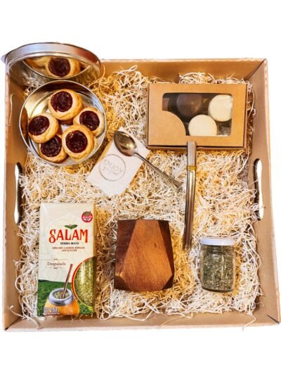 box-matero-con-mate-de-madera-de-algarrobo-38 Un clásico argentino en versión premium. Nuestro Box Matero es el regalo perfecto para los amantes del mate, combinando tradición, calidad y detalles gourmet. Ideal para cumpleaños, aniversarios, regalos corporativos o simplemente sorprender con un presente auténtico y artesana