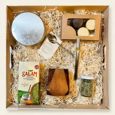 Box matero, Un clásico argentino, en versión premium. Nuestro Box Matero combina un mate de madera de algarrobo, yerba seleccionada y dulces gourmet en una presentación boutique ideal para regalar.