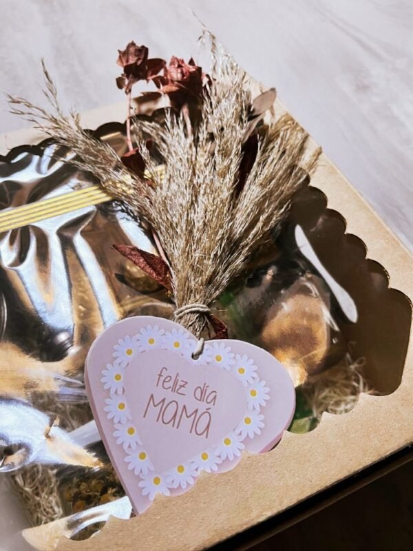 Box-dia-de-la-madre-30 Caja kraft decorada con moño y detalles florales – Regalo especial Día de la Madre