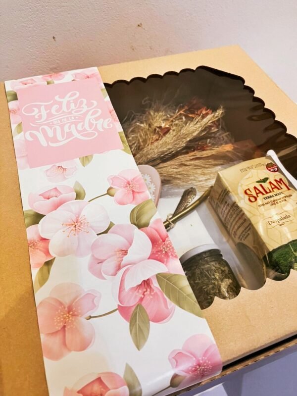 Este nuevo Box Día de la Madre tiene un estilo diferente, más criollo y cálido, con yerba mate, galletitas caseras, detalles decorativos y presentación cuidada.