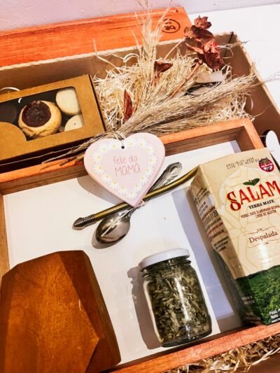 Box Día de la Madre Criollo – Un regalo único con yerba mate premium, bombilla, galletitas caseras y detalles artesanales para celebrar con lo más auténtico de nuestra tradición.