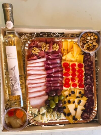 Nuestro Box Picada Gourmet con Vino Dulce combina quesos, salame y sabores selectos junto a un vino dulce especial.