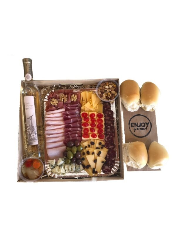 Box-dia-de-la-madre-picada-con-vino-41 Incluye una selección de quesos artesanales, salame de primera calidad, frutos secos y un vino dulce que realza cada bocado.