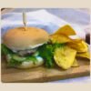 12 unidades de mini hamburguesas artesanales con cheddar, tomate, lechuga y aderezo especial. Opción veggie disponible.