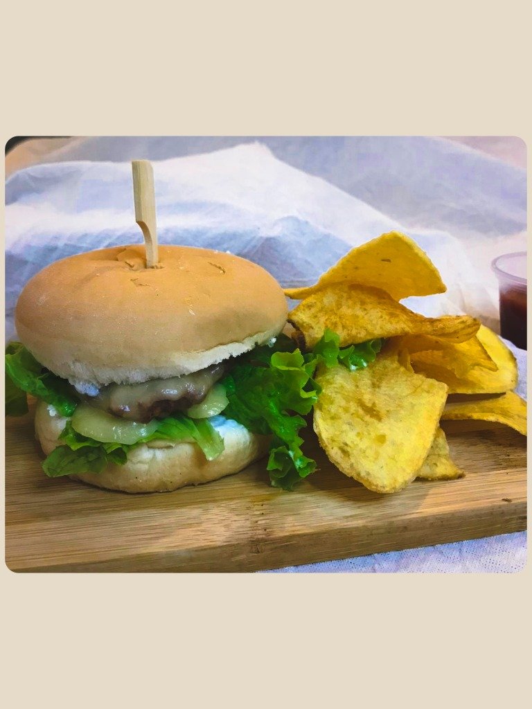 12 unidades de mini hamburguesas artesanales con cheddar, tomate, lechuga y aderezo especial. Opción veggie disponible.