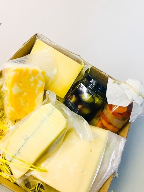 queso morbier, marbled, cuña reggianito y gouda, acompañados de encurtidos, olivas y maní crocante que aporta el toque perfecto entre lo salado y lo crujiente.