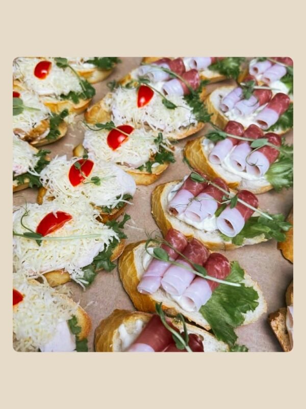 Brusquetas surtidas en combinaciones perfectas listas para servir en cualquier evento