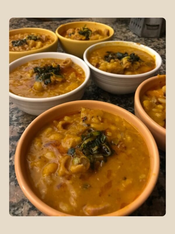 Cazuelas-locre-guisos-y-mas-99 El Lunch Cazuela de Enjoy y a Picar está diseñado para quienes buscan una experiencia completa, con el equilibrio justo entre lo casero, lo gourmet y lo abundante. Perfecto para eventos empresariales, cumpleaños, celebraciones familiares o jornadas especiales, este menú ofrece una experiencia de sabor reconfortante, ideal para disfrutar en cualquier temporada