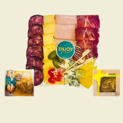 Una picada gourmet, lista para sorprender. Ideal para regalar, disfrutar en pareja o compartir un momento especial con sabores seleccionados. Incluye variedad de fiambres, quesos, dips y pan artesana
