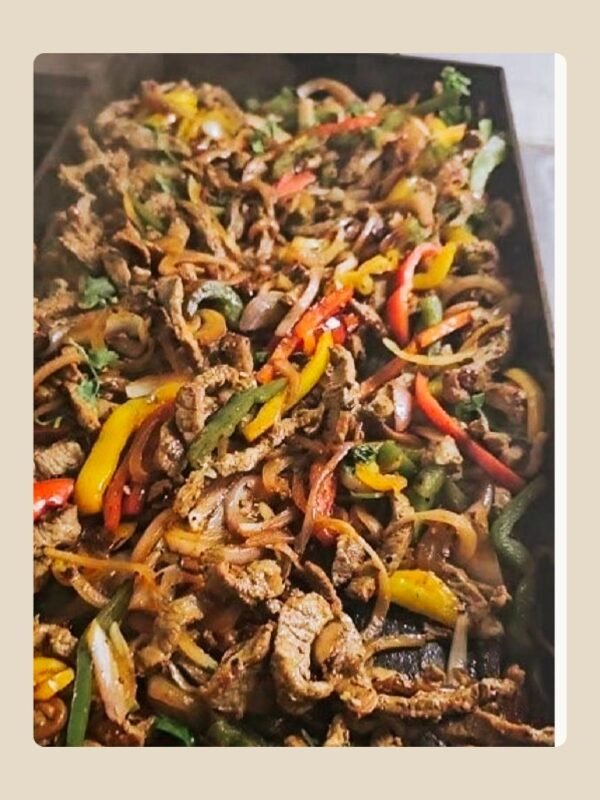 Lunch-mex-catering-tematico-3 Pensado para eventos, cumpleaños, reuniones empresariales o celebraciones especiales, ofrece una experiencia completa con entrada, plato principal y postres artesanales.