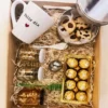 Box premium para sorprender en su días especiales con chocolates, infusiones, miel, frutos secos, taza personalizada y decoración especial.